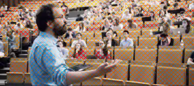 Photographie d'un professeur devant son auditoire